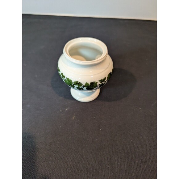 Meissen Green Ivy Pedestal Vase – 19th Century – Factory Second - Picture 2 of 9